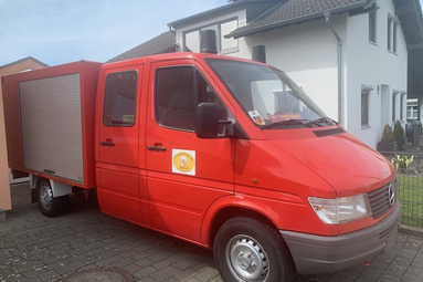 Rotes Feuerwehrfahrzeug auf Mercedes-Basis mit Doppelkabine und Gerätekoffer, geparkt vor einem Wohnhaus. | © Oldtimerfreunde Alsfeld 