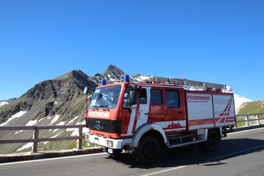 Feuerwehrauto auf der Großglockner Hochalpenstraße vor alpiner Bergkulisse und blauem Himmel. | © Freiwillige Feuerwehr Bebra 
